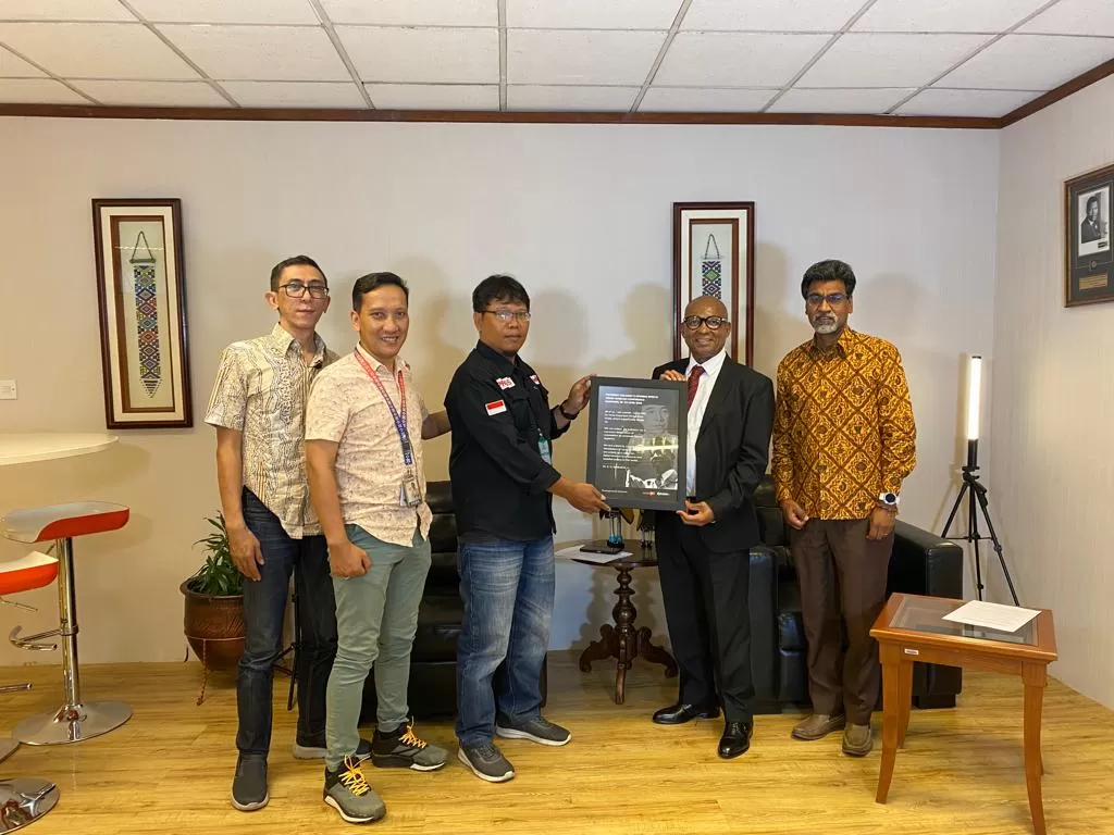 Tim redaksi Strategi Media Network besama Duber Afrika Selatan Mpetjane Kgaogelo Lekgoro.