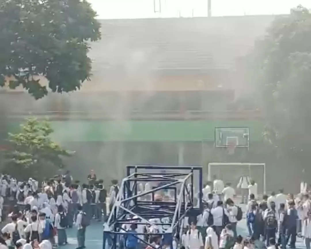 Kebakaran area SMAN 6 Jakarta, tempat Menpora Dito Ariotedjo sekolah (tangkapan layar)