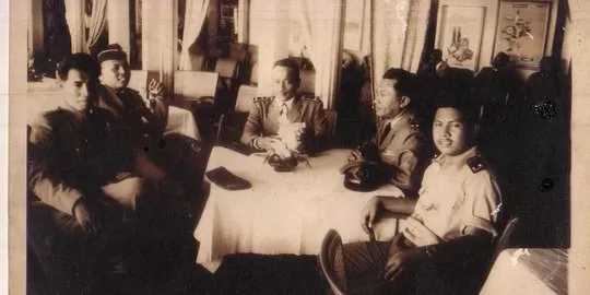 Letkol Iman Syafei atau Bang Pi'ie jawara Pasar Senen (tengah) duduk bersebelahan dengan Menpangad Letjen Ahmad Yani. (foto: KITLV)