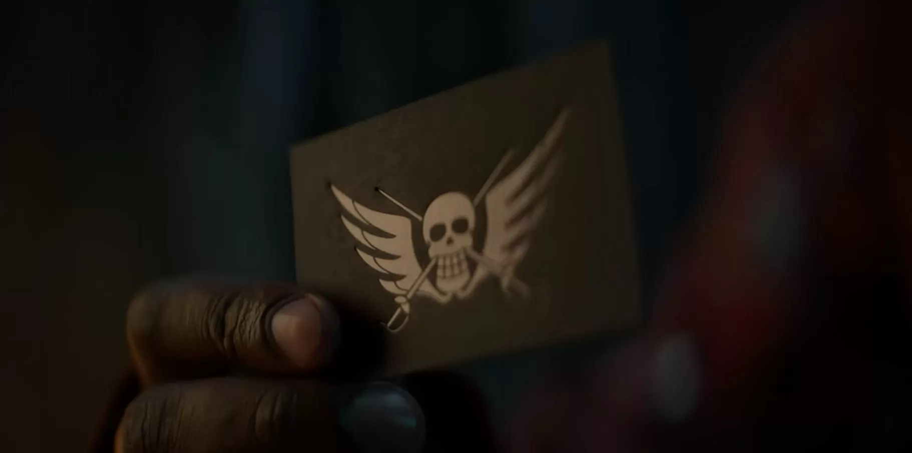 Sebuah logo organisasi Baroque Works yang muncul di One Piece Live Action Netflix (Foto: Twitter @nekomoiro)