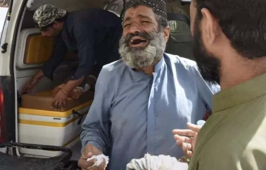 Seorang pria paruh baya Pakistan menangis meratapi anggota keluarganya yang tewas karena bom bunuh diri di dekat sebuah masjid di Provinsi Balochistan, Jumat 29 September 2023. Foto: Tangkapan layar Twitter X @AltafHussain_90 