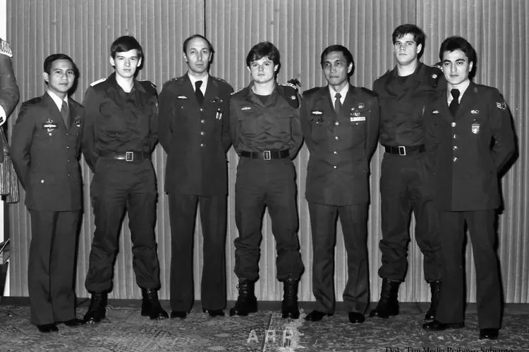 Luhut Pandjaitan (tiga dari kanan) dan Prabowo Subianto (kiri) berpose bersama Komandan Klaus Blatte (tiga dari kiri) saat menempuh pendidikan di GSG-9 Jerman Barat tahun 1981.(Foto: Tim Media Prabowo Subianto) 
