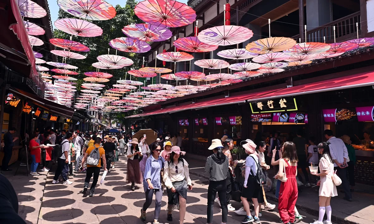 Wisatawan China mengunjungi tempat wisata populer di Chongqing, China, April 2023. Kini turis China memulai perjalananannya ke luar negeri. Foto: VCG
