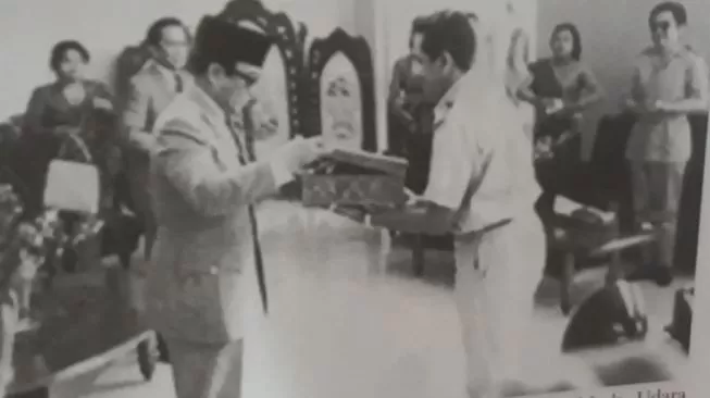 Omar Dani dan Bung Karno. (Foto: repro Buku 'Tuhan, Pergunakanlah Hati, Pikiran dan Tanganku: Pledoi Omar Dhani)