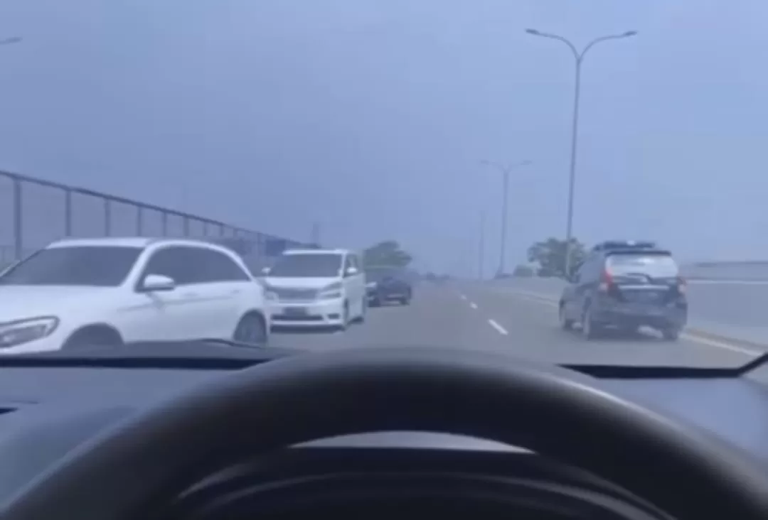 Video Rombongan Mobil Mewah Putar Balik dan Lawan Arah di Tol Desari (tangkapan layar)