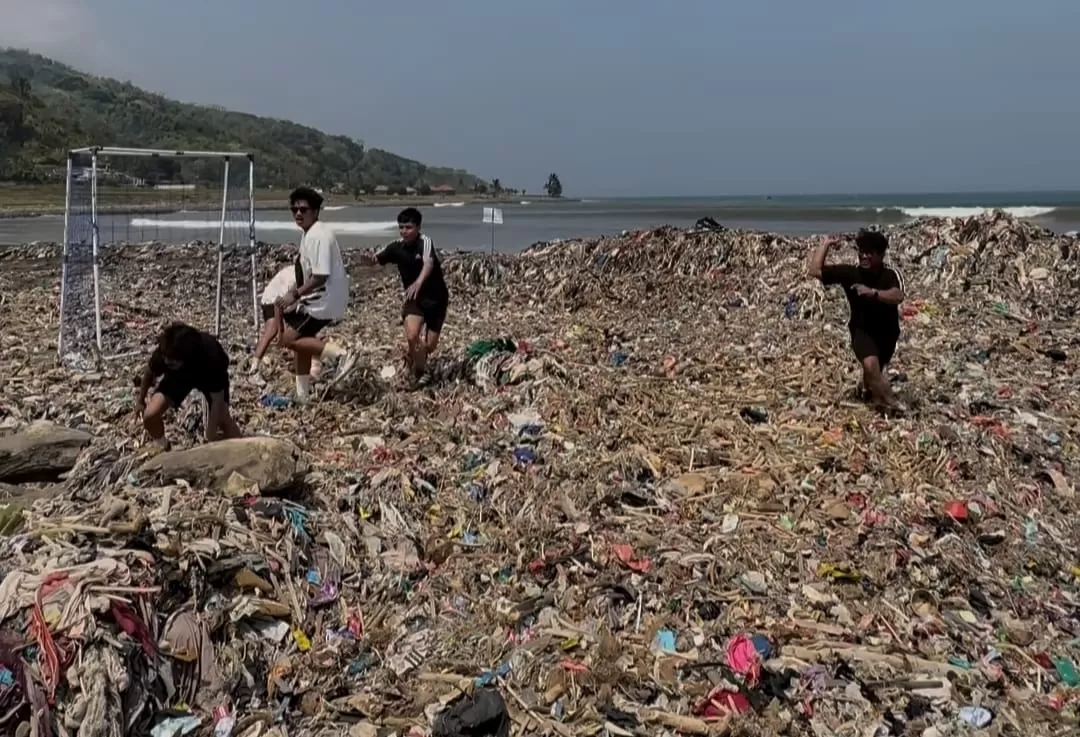Polisi Turun Tangan Selidiki Asal Sampah di Pantai Cibutun Loji (Dok Instagram @pandawaragroup)