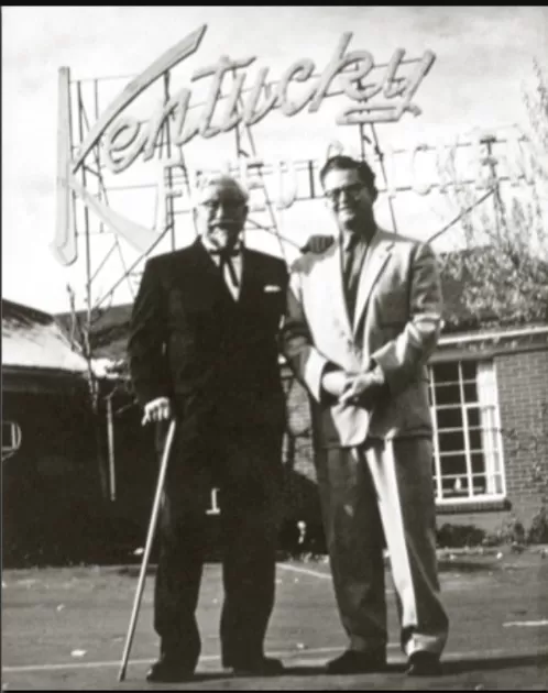 Pendiri KFC Kolonel Sanders foto bersama Pete Harman, pemilik Harman Cafe yang menjadi waralaba pertama KFC. (Foto: Dokumentasi KFC)