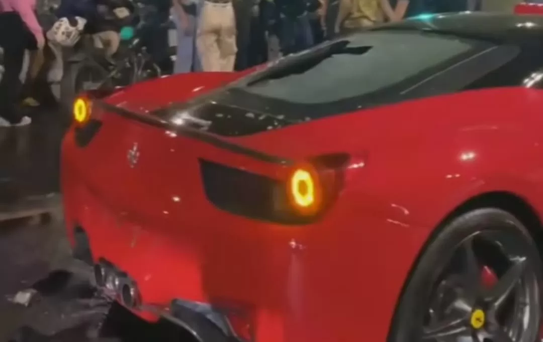 Ferrari merah tabrak lima kendaraan di Jaksel (Dok Tangkapan layar)