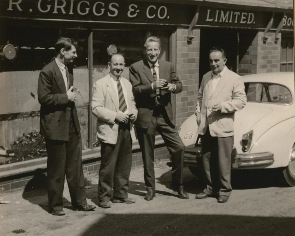 Pendiri awal sepatu Dr Martens,  Dr Klaus Martens (kedua kanan) di depan perusahaan R Griggs & Co di London tahun 1960 (Foto: collater.al)