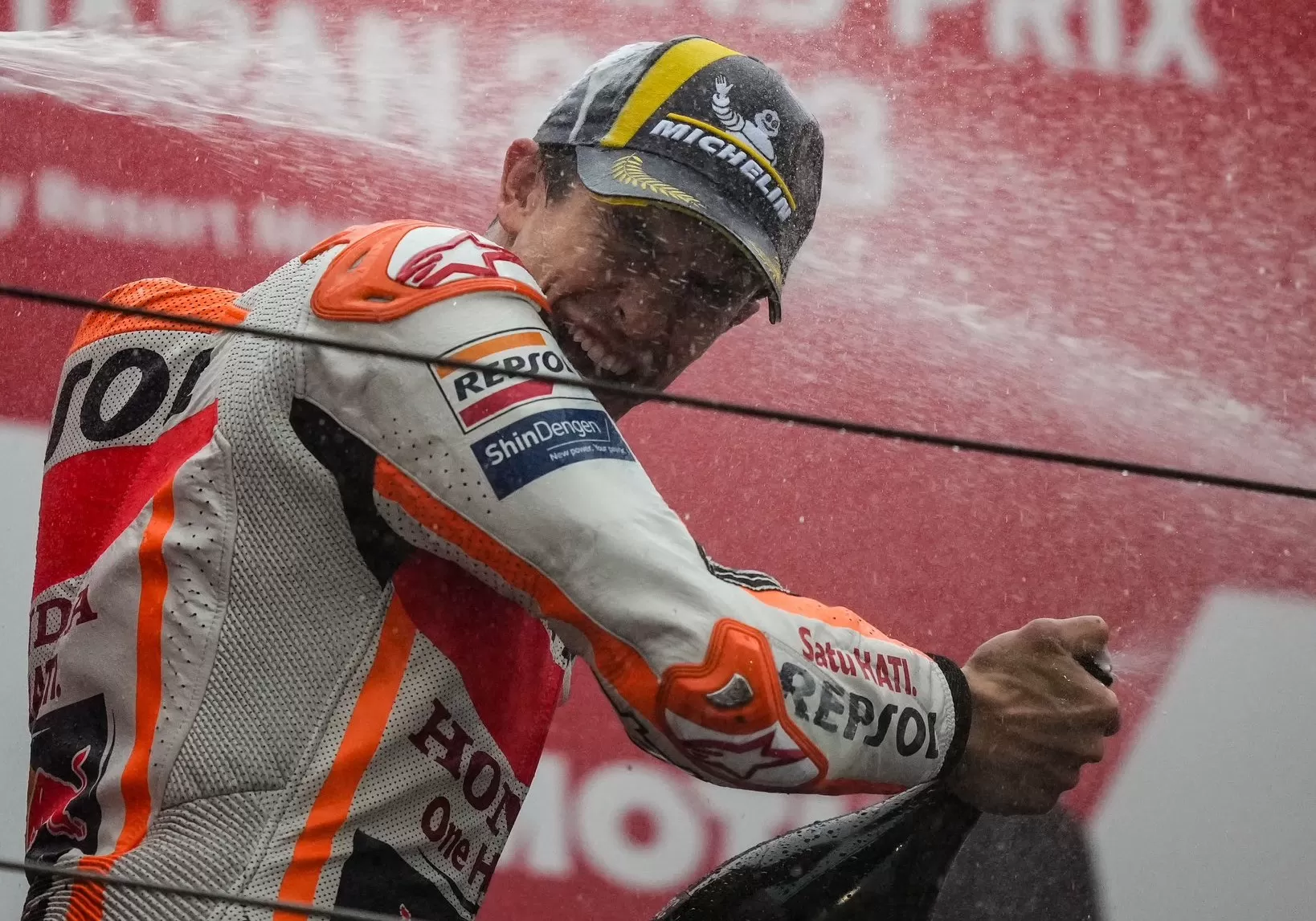 Marc Marquez merayakan podium pertamanya sejak MotoGP Australia 2022 di Jepang. Foto: Tangkapan layar Twitter @marcmarquez93