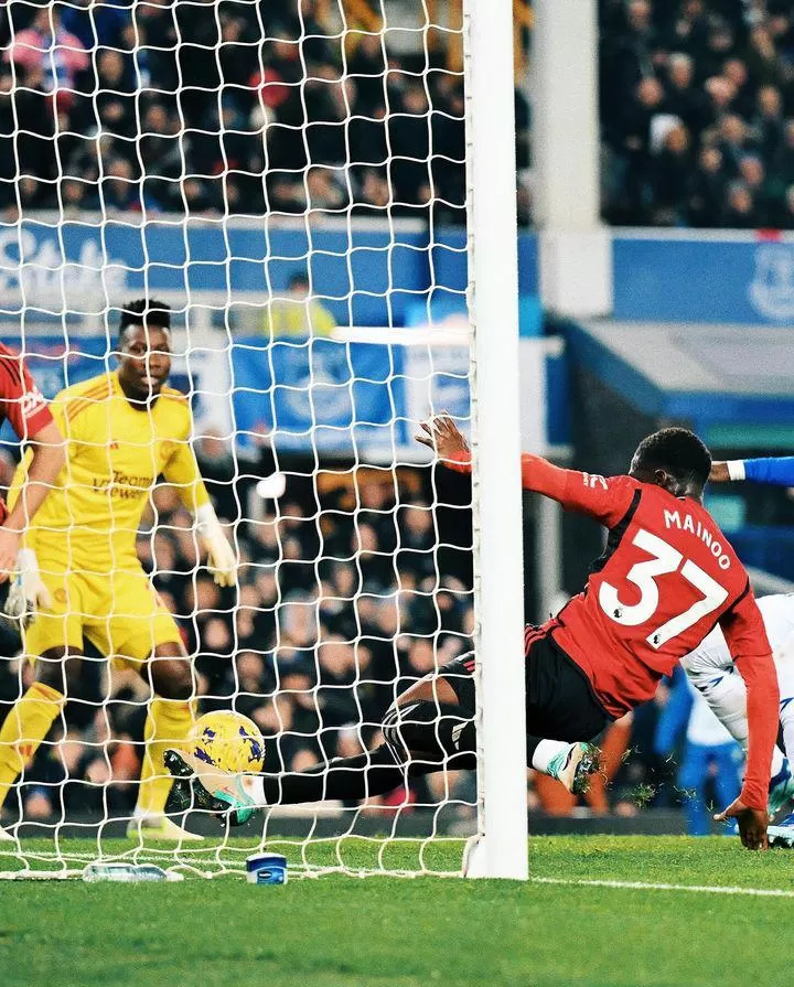 Aksi Kobbie Mainoo selamatkan gawang MU saat menghadapi Everton (Foto: instagram/@kobbie)