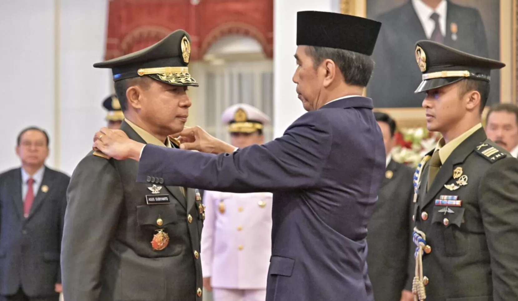 Presiden Joko Widodo melantik dan mengambil sumpah jabatan Jenderal TNI Agus Subiyanto sebagai Panglima Tentara Nasional Indonesia (TNI) di Istana Negara, Jakarta, pada Rabu, 22 November 2023. Foto: BPMI Setpres/Vico