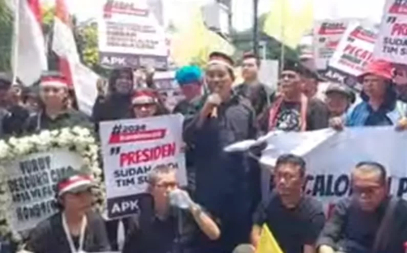 Massa pakaian hitam demo di KPU tolak pencalonan Prabowo Gibran