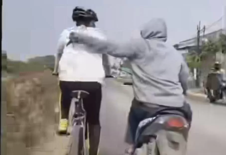 Video Viral penjambretan pesepeda di Bekasi (tangkapan layar)