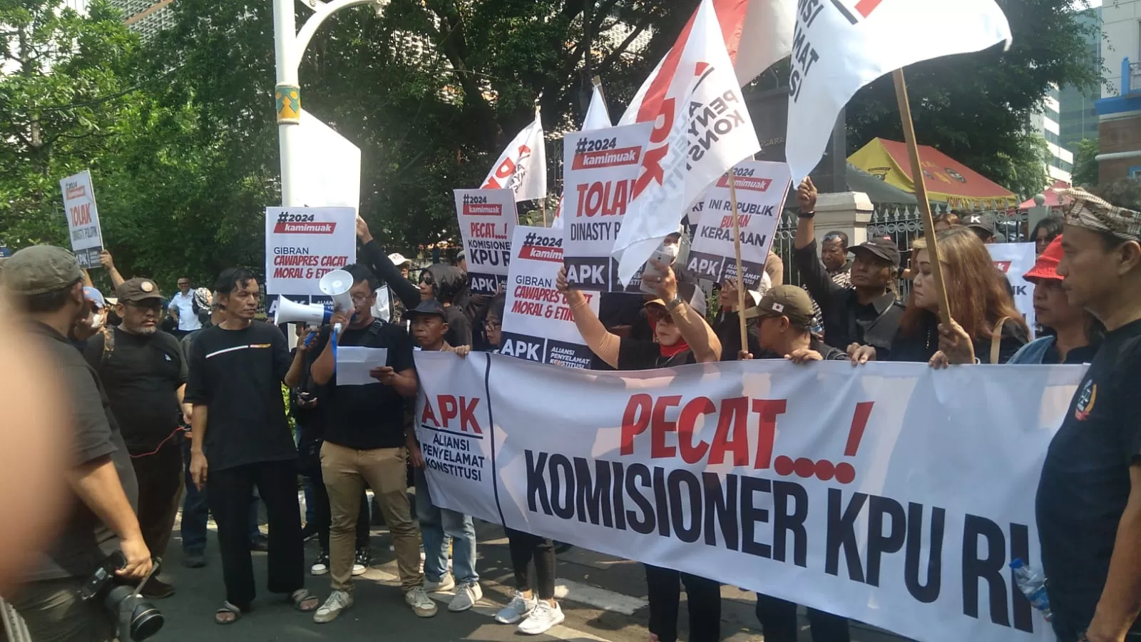 Aliansi Penyelamat Konstitusi (APK) menggelar aksi unjuk rasa di depan Kantor Dewan Kehormatan Penyelenggara Pemilu (DKPP).