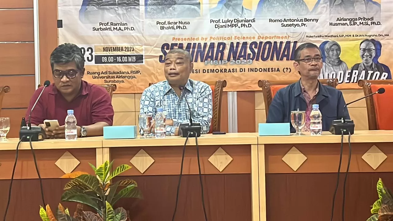 Seminar Nasional dengan Tema “Regresi Demokrasi di Indonesia (?)”. 
