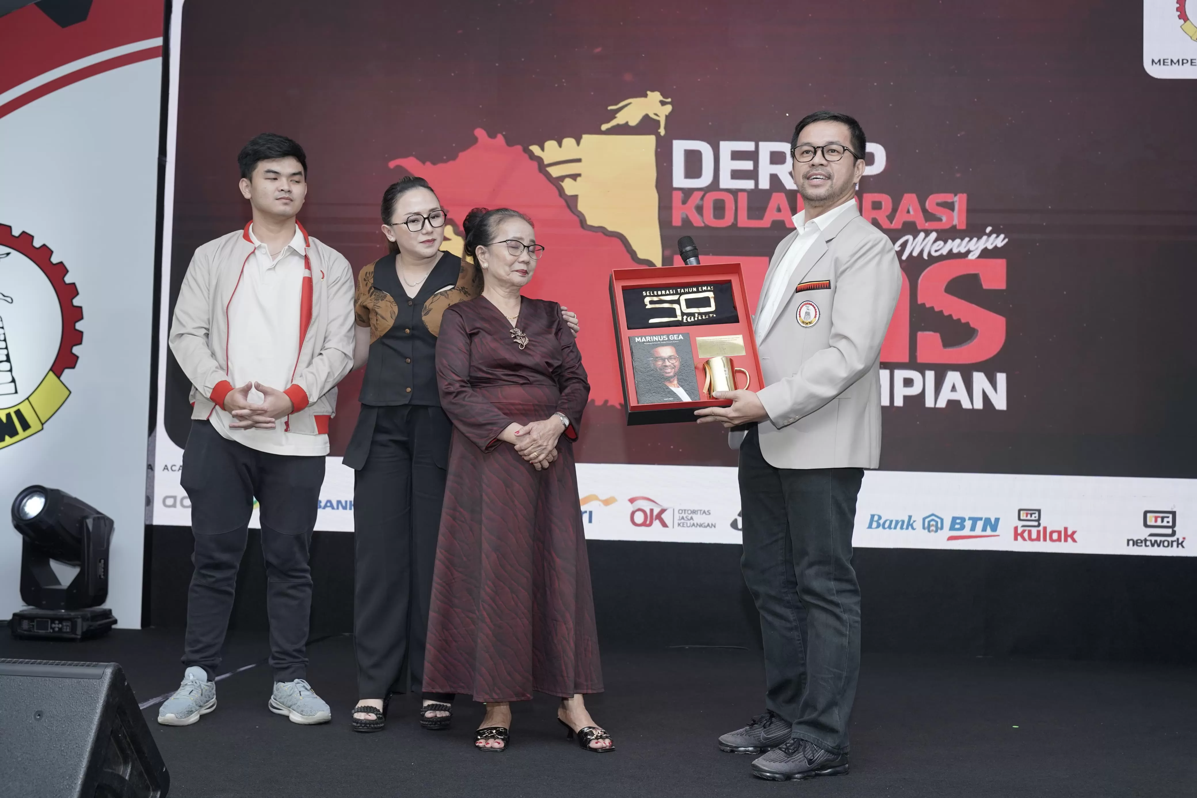 Peluncuran buku Marinus Gea dengan judul 'Marinus Gea, Kepingan Kisah Anak Petani Karet'.