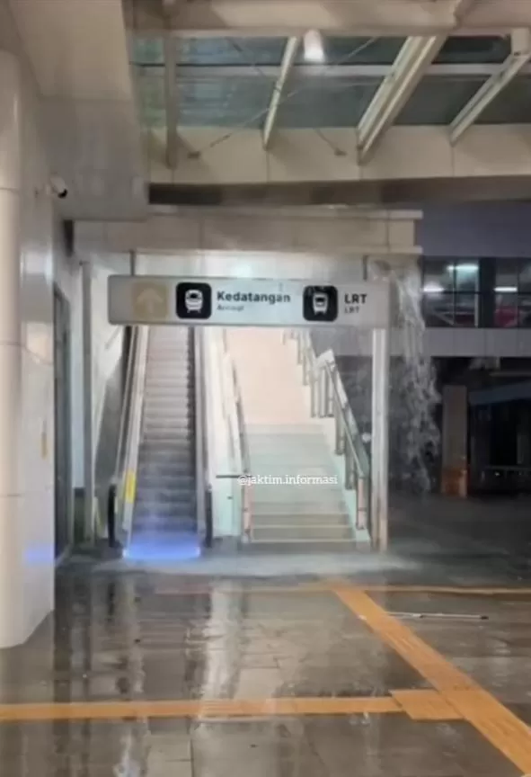 Belum genap setahun, atap stasiun kereta cepat Halim bocor (Foto: instagram/@jktinformasi)