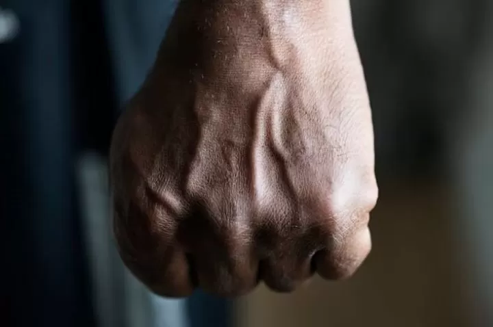 Ilustrasi bentrok dua kelompok massa di pusat Kota Bitung, Sulawesi Utara, Sabtu 25 November 2023. Foto: Freepik