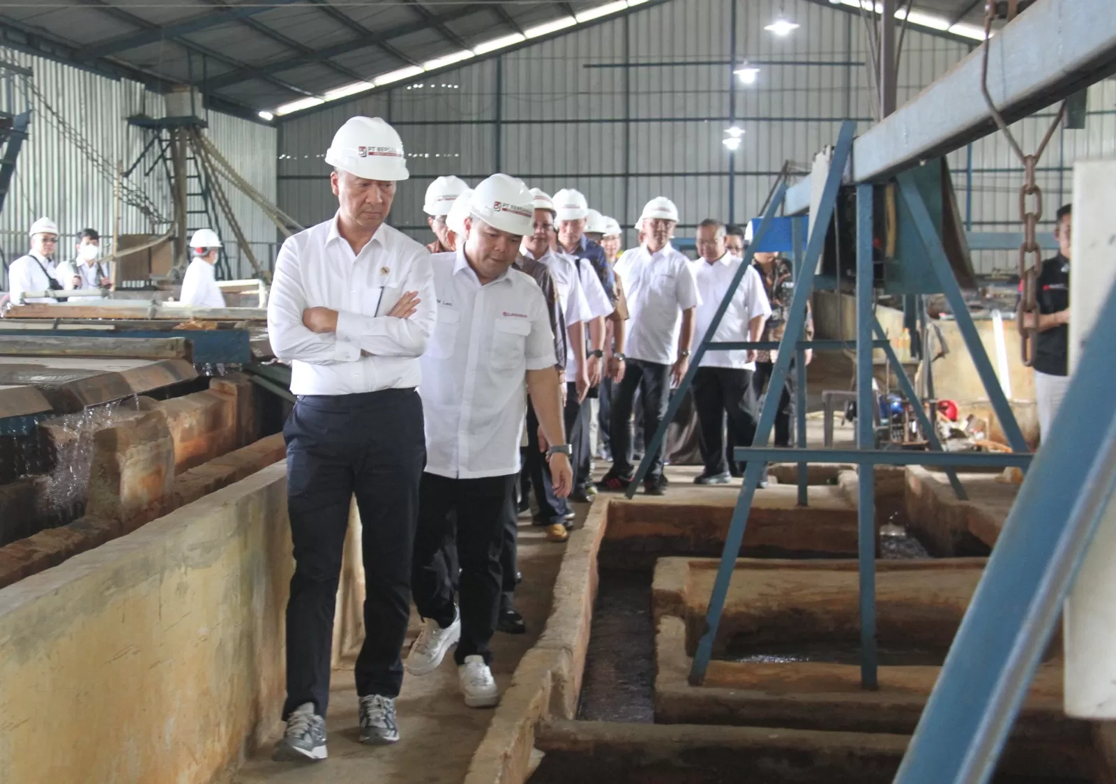 Menteri Perindustrian Agus Gumiwang Kartasasmita didampingi CEO PT Bersahaja Berkat Sahabat Jaya Arbi Leo meninjau fasilitas di Smelter Titanium PT. Bersahaja Berkat Sahabat Jaya