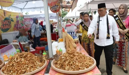 Badan Kesatuan Bangsa dan Politik (Kesbangpol) DKI Jakarta menggandeng Forum Pembauran Kebangsaan (FPK) dan masyarakat, menggelar Festival Kuliner dan Budaya Nusantara di Jakarta International Velodrome (JIV) Kelurahan Kayu Putih, Pulogadung, Jakarta Timur, Jumat 1 Desember 2023. (Foto: beritajakarta).