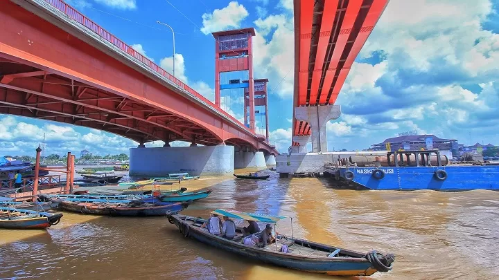 Polisi tutup jembatan Ampera saat malam Tahun Baru 2024 (Dok Pemkot Palembang)