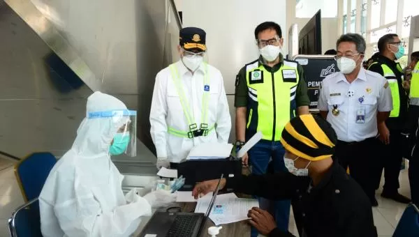 Menhub Budi Karya Sumadi meninjau penerapan protokol kesehatan dan pelaksanaan tes COVID-19 di terminal 2 dan 3 Bandara Soetta, Tangerang, Banten, Sabtu 26 Desember 2023. (Foto: Dok. Kemenhub)