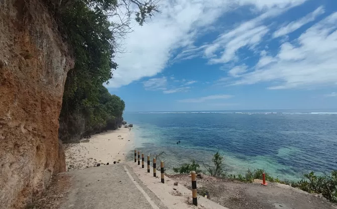 Pantai Tanah Barak, Wisata Hidden Gem dengan Tebing Estetik di Bali (google.com @elltri laksana)