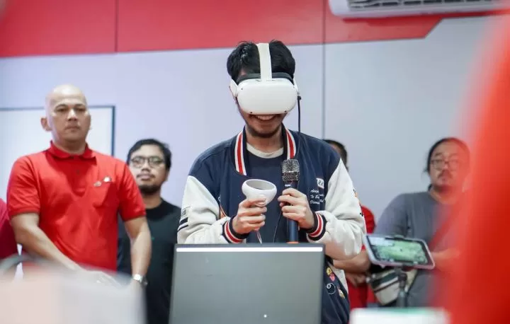 Mahasiswa ITB sedang memperagakan hasil pengembangan IoT untuk berbagai aplikasi bagi Smart Home hingga Solusi Industri dan Inovasi B2B seperti Drone Application pada Laboratorium Riset 5G Hive. Foto: telkomsel