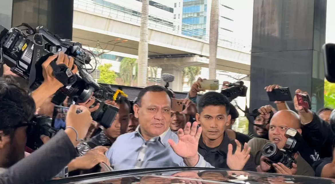 Firli Bahuri usai menjalani periksaan oleh Dewas KPK pada Selasa, 5 Desember 2023. 