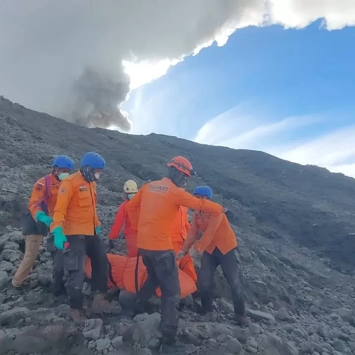 Tim SAR gabungan melakukan evakuasi pendaki tewas akibat erupsi Gunung Marapi.