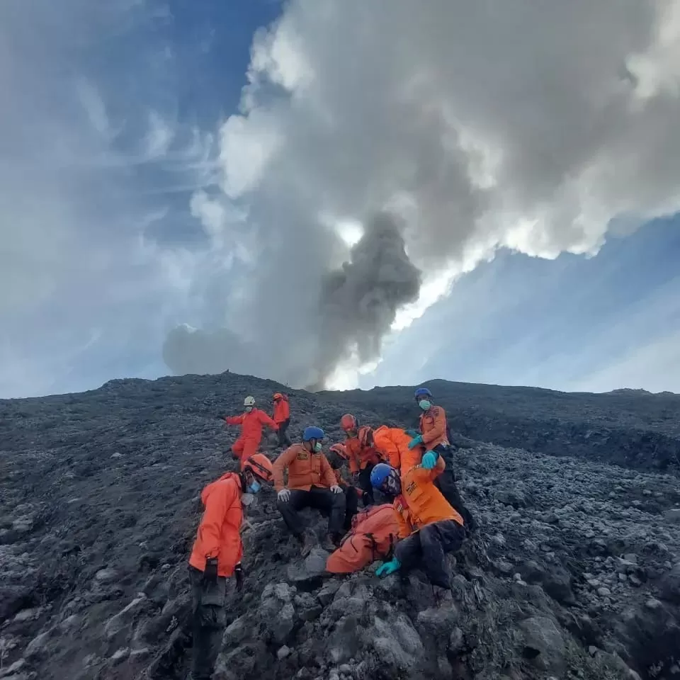 Tim SAR gabungan melakukan evakuasi pendaki tewas akibat erupsi Gunung Marapi.