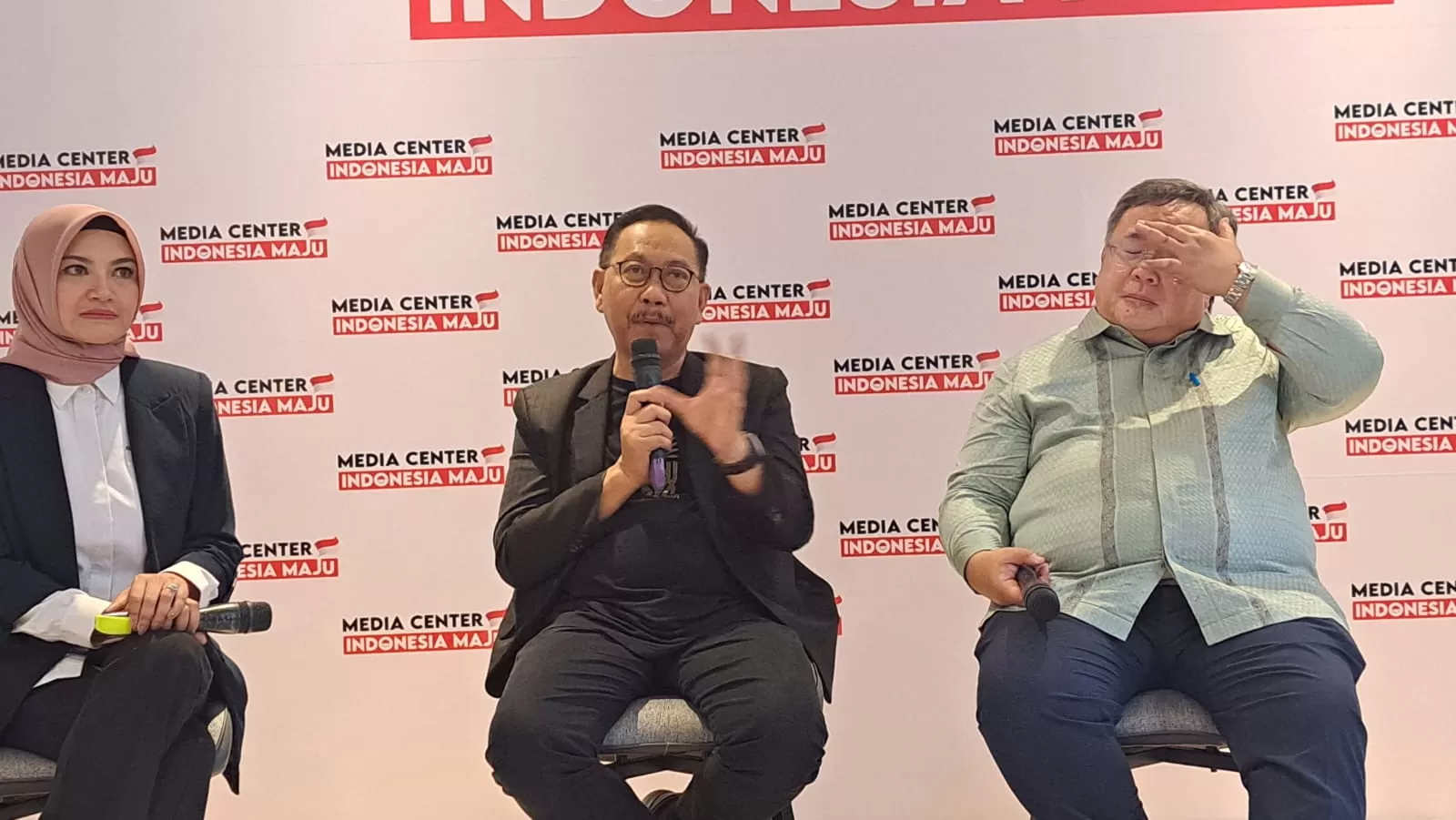 Kepala Badan Otorita IKN Bambang Susantono (tengah) 