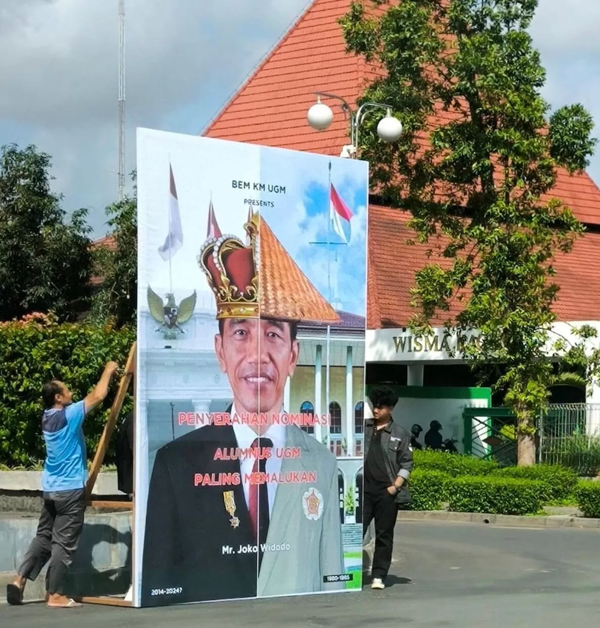 BEM KM Universitas Gadjah Mada atau UGM menobatkan Presiden Joko Widodo (Jokowi) sebagai alumni paling memalukan. 
