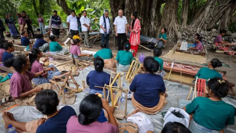 Menkop Teten Masduki Minta Tenun Karaja Sumba Dijual Mahal (Foto: Dok. Kemenkop UKM)