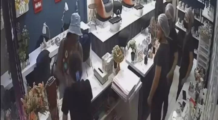 Video 2 WNA perempuan lakukan kekerasan di Salon di Bali viral ditangkap polisi (Dok tangkapan layar)