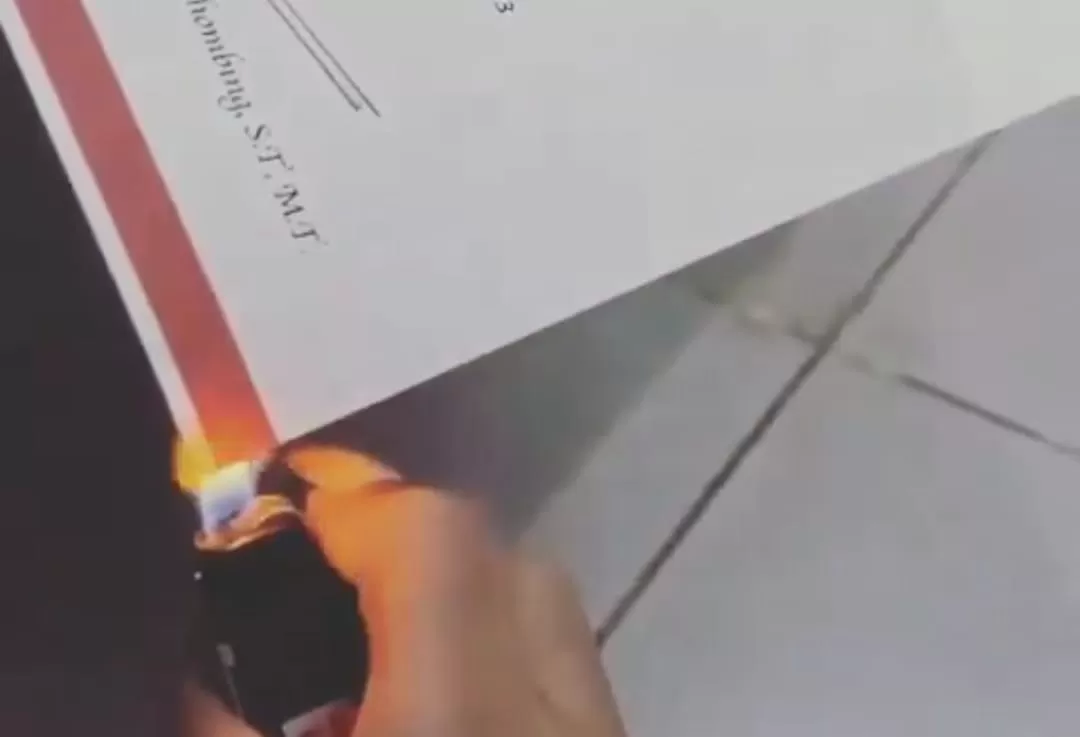 Wanita bakar ijazah S1 pacar karena terlambar balikin helm (tangkapan layar)