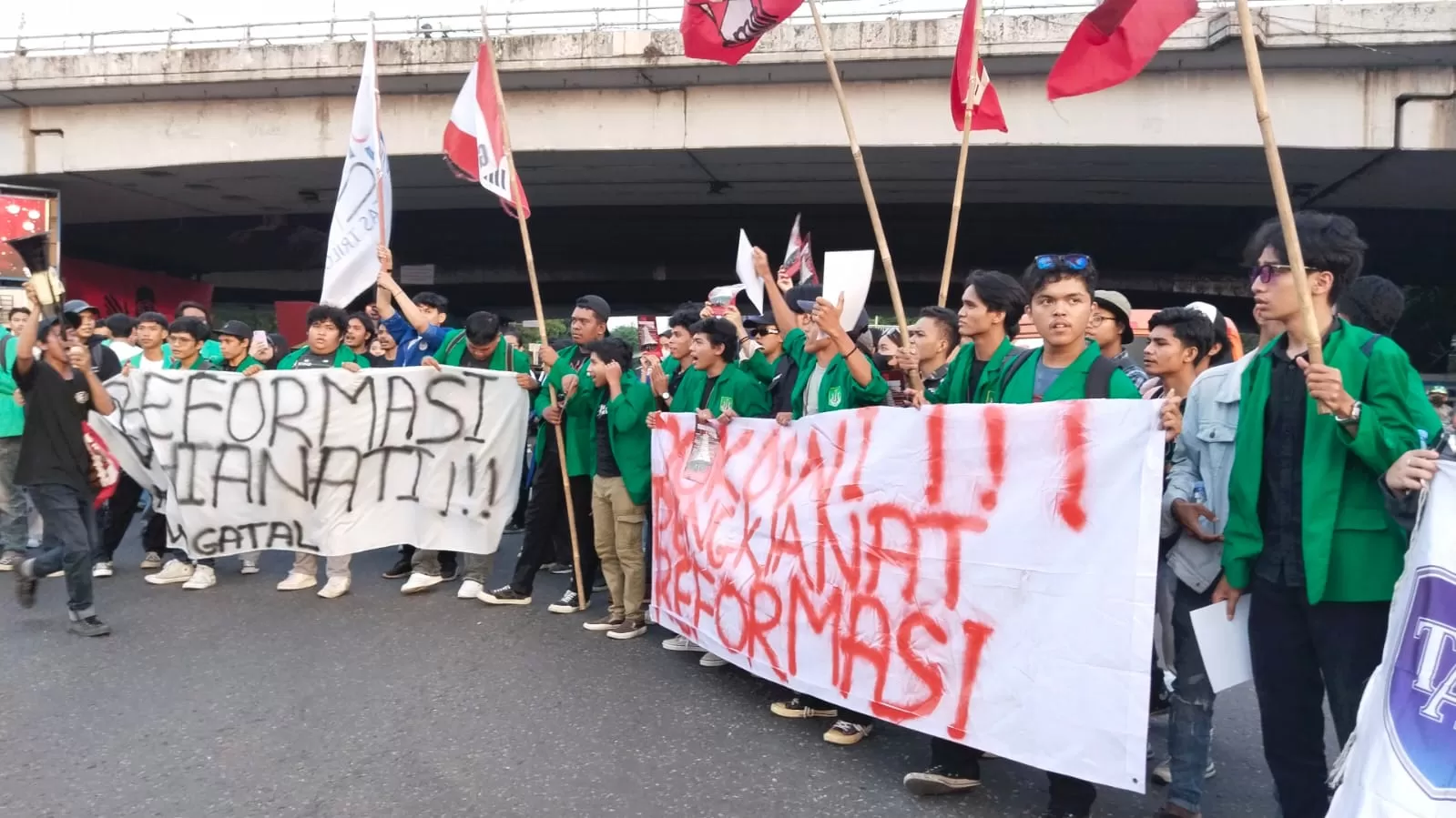 Mahasiswa Jakarta Bergerak menggelar aksi dan mimbar bebas di Tugu 12 Mei Reformasi di depan Kampus Universitas Trisakti, Jakarta, pada Kamis, 21 Desember 2023.