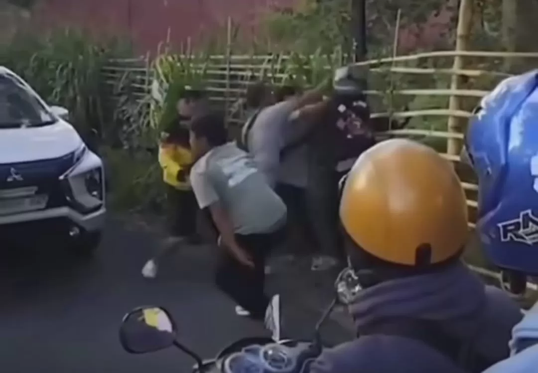 Video viral polisi dikeroyok di jalanan Bandung (Dok tangkapan layar)