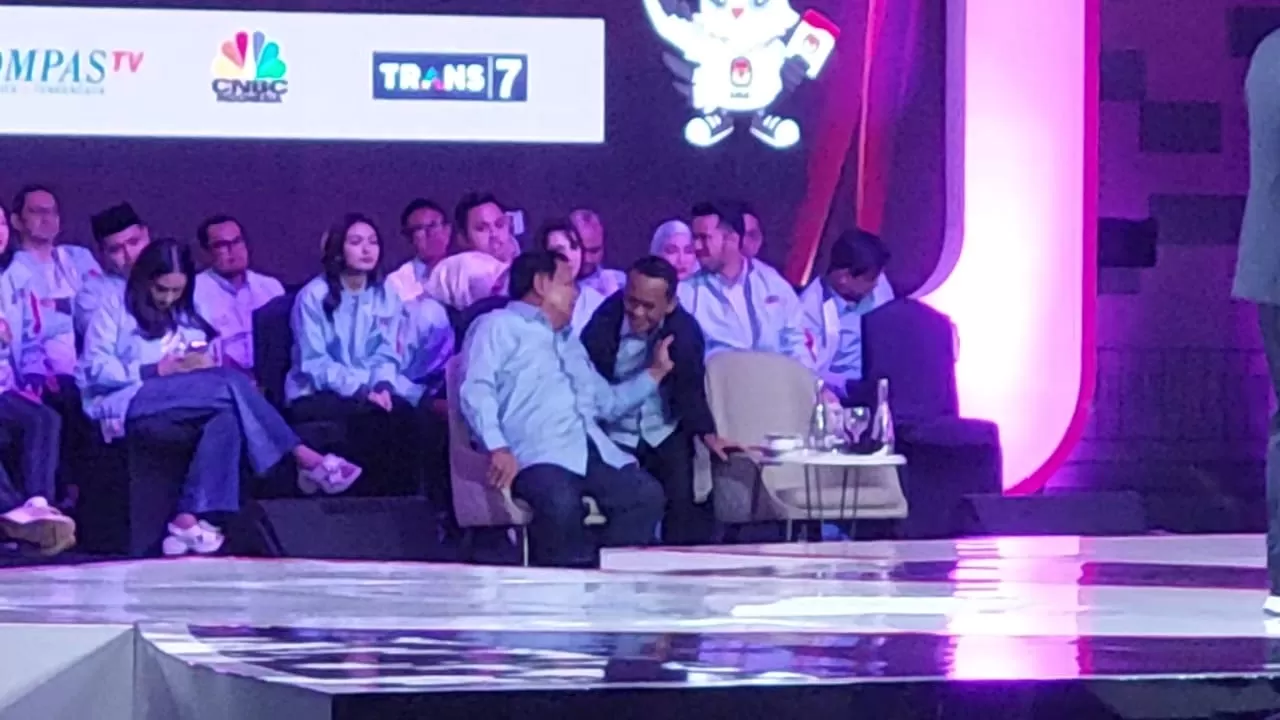 Saat Prabowo Subianto mencengkeram jas Bahlil Lahadalia saat debat cawapres pada Jumat, 22 Desember 2023.