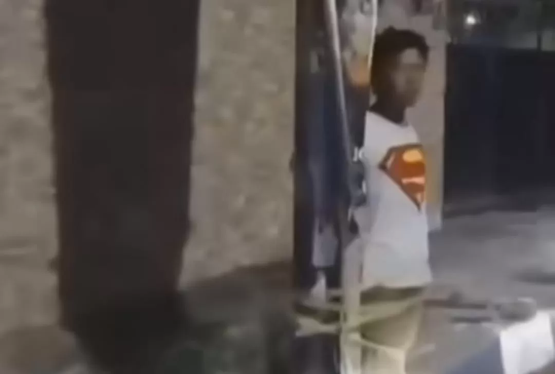 Heboh video bocah terikat di tiang spanduk malam-malam (Tangkapan layar)