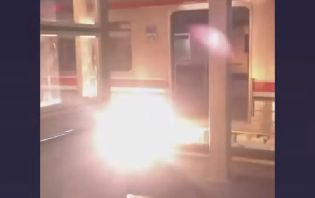 Video kengerian KRL mengelurkan api di Stasiun Bojonggede (tangkapan layar)