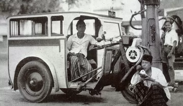 Seorang pemilik mobil Demmo berfoto di kendaraan yang saat ini tinggal sejarah. Foto: Tangkapan layar YouTube Indo Info