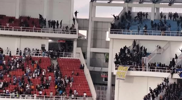 Kericuhan suporter dalam laga PSIS vs PSS, Minggu 3 Desember 2023 (Foto: Istimewa)
