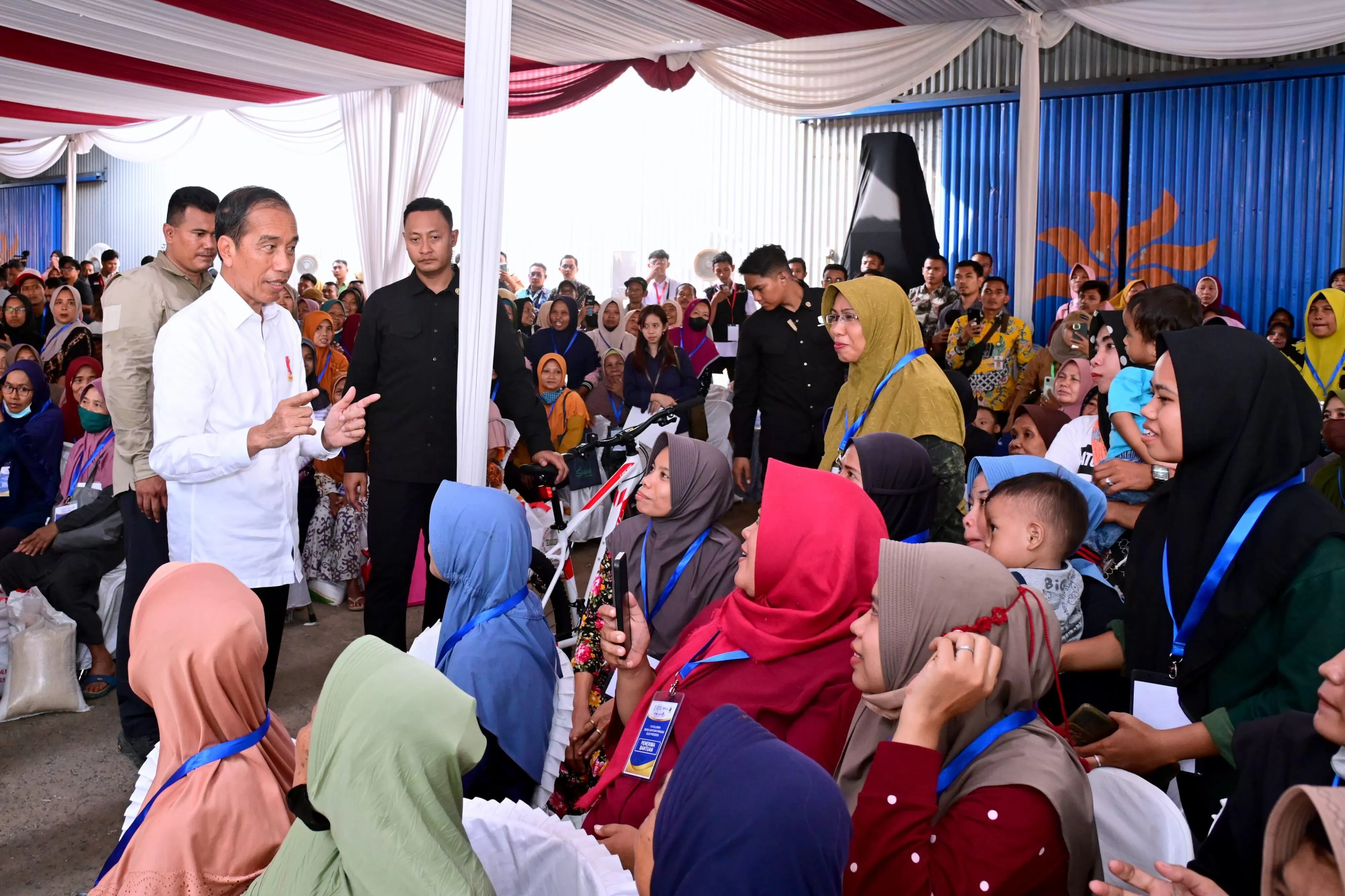 Presiden Joko Widodo membagikan bantuan langsung tunai (BLT) El Nino. (Foto: Dok. Biro Sekretariat Presiden)