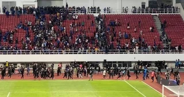 Kericuhan suporter PSIS dan PSS di Stadion Jatidiri, Semarang, Minggu (3/12/2023) (Foto: Istimewa)