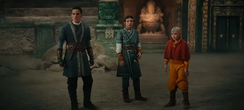 Ian Ousley (Sokka), Kiawentiio (Katara,) Gordon Cormier (Aang) di  season 1 Avatar: The Last Airbender. (Netflix)
