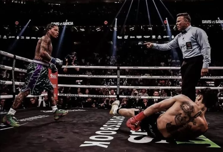 Gervonta Davis (kiri) saat menaklukkan Ryan Garcia dalam pertarungan kelas ringan WBA, beberapa waktu lalu (Foto: X - @Gervonta Davis)