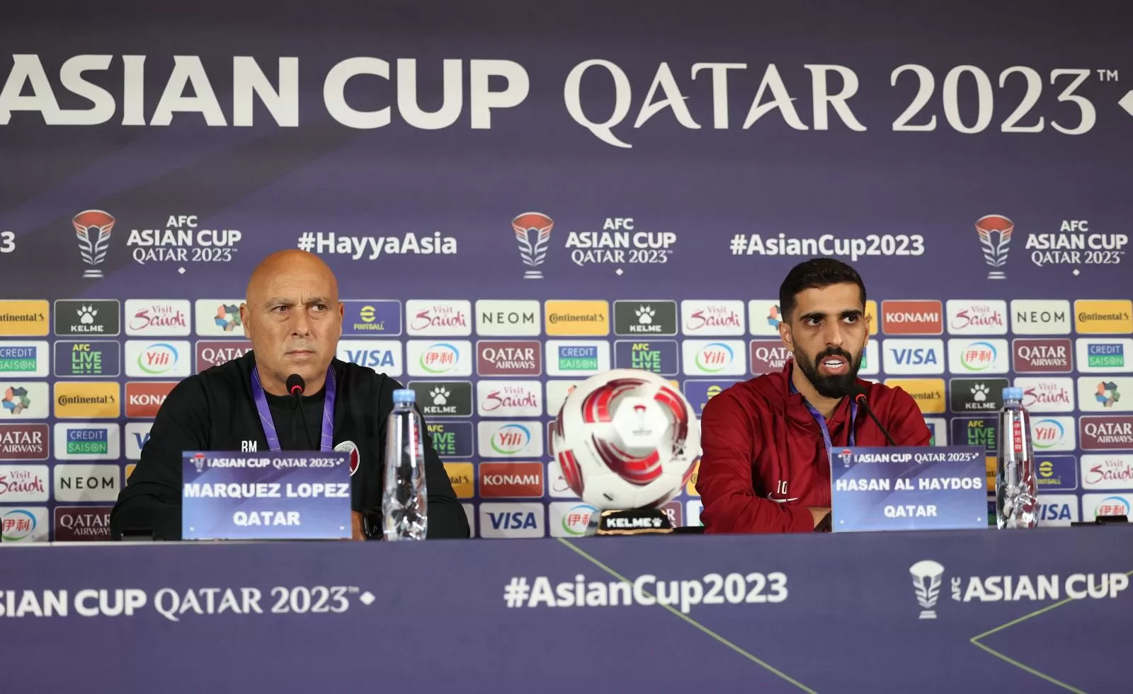 Marquez Lopez (kiri), pelatih Timnas Qatar, dalam jumpa pers jelang Piala Asia 2023 (Foto: QFA)