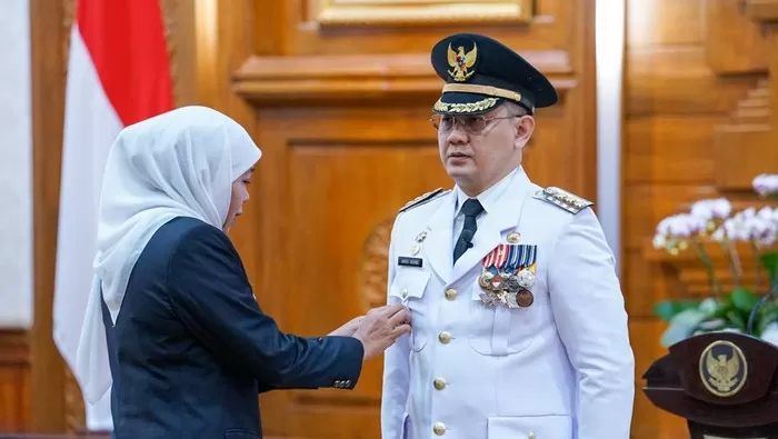 Gubernur Khofifah Serahkan SK perpanjangan jabatan Pj Wali Kota Batu Aries Agung Paewai (Dok Pemprov Jatim)